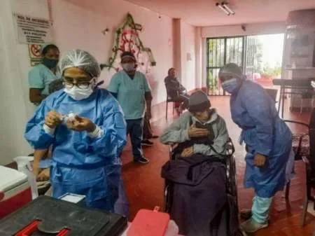 Vacunaron contra la gripe a más de 400 personas que residen en geriátricos de la provincia