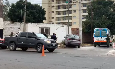 Una camioneta de Gendarmería chocó contra otro vehículo que terminó impactando contra un poste