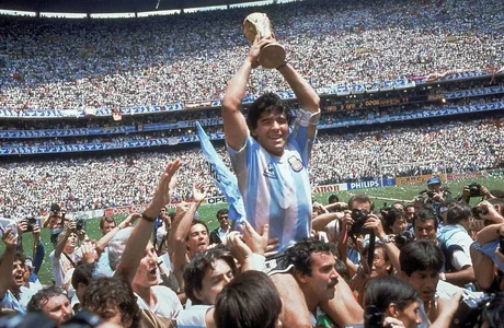Subastan otra camiseta de Diego Maradona