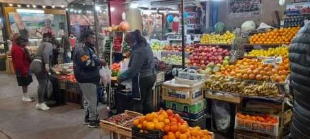 Según comerciantes del mercado San Miguel, la falta de gasoil no hace subir el precio de las frutas y verduras