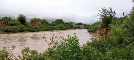 Investigan la presencia de aguas servidas en el río Arenales