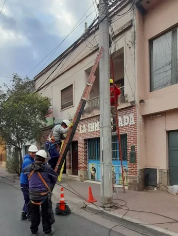 Retiran cables aéreos de calle Lavalle
