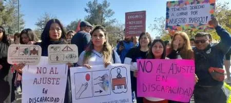 Prestadores de servicios en discapacidad llevaron su protesta a Casa de Gobierno