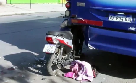 Una motocicleta chocó contra un colectivo y producto del impacto una menor está en estado delicado