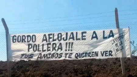 "Gordo aflojale a la pollera": reza la llamativa bandera colgada en el alambrado perimetral de los cuarteles