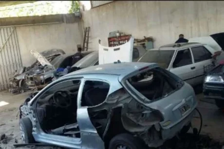 Robos de autos en Salta: allanaron desarmaderos y detuvieron a dos personas