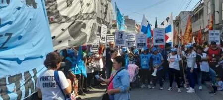 Organizaciones sociales cortan calle Jujuy frente a la Anses