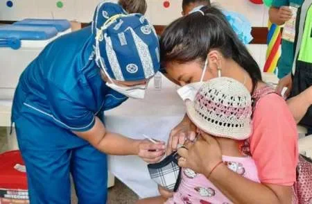 Ya se inmunizaron más de 58 mil niños contra sarampión, rubéola, paperas y polio