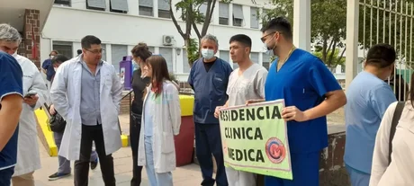 Médicos residentes del hospital San Bernardo se manifiestan pidiendo el "blanqueo total de sus salarios" y amenazan con un paro