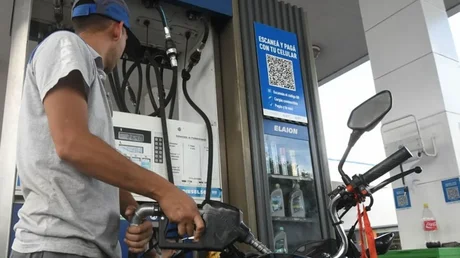 Estará prohibido pagar con código QR estando al lado de los surtidores de combustibles