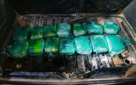 Trasladaba casi 9 kilos de cocaína en el tanque de combustible de un vehículo y fue detenido
