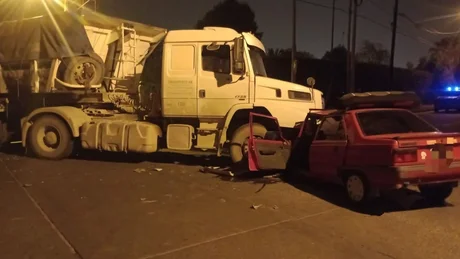 Impactante choque entre un camión y un automóvil en barrio Santa Ana: murió una persona