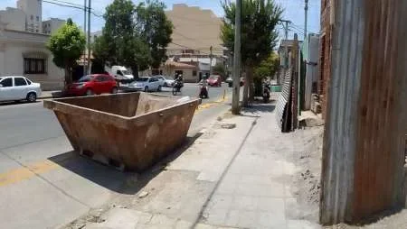 La Municipalidad multó a un particular por obstaculizar una bicisenda con un contenedor de basura