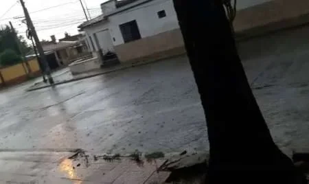 Intensa lluvia inundó varias calles en Salta Capital y en localidades cercanas