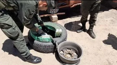 Detuvieron a tres personas que trasladaban más de 40 kilos de cocaína en una camioneta