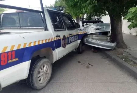 Un patrullero de la policía chocó contra un auto estacionado