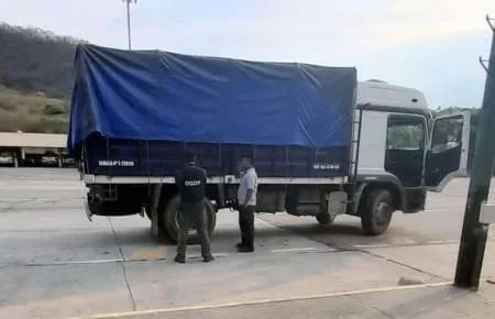 Policías incautaron un cargamento ilegal de neumáticos en el ex peaje Aunor