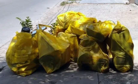Multaron a una empresa por arrojar residuos peligrosos a la vía pública
