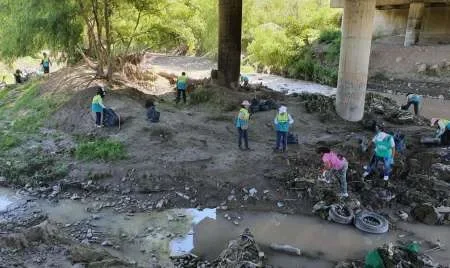 Realizaron una importante jornada de limpieza en el río Arenales