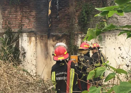 Durante el 1 de enero se registraron 15 alertas a bomberos por incendios en viviendas: en uno de ellos casi muere un mayor de edad