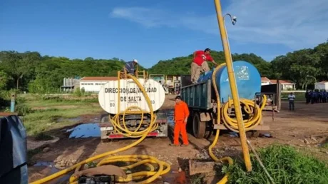 74 camiones cisterna ayudan a distribuir agua a comunidades del norte de Salta