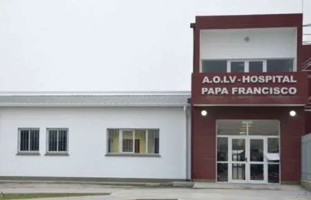 Problemas en el hospital Papa Francisco: negaron la atención a una embarazada y tuvo a su bebé en la puerta del nosocomio