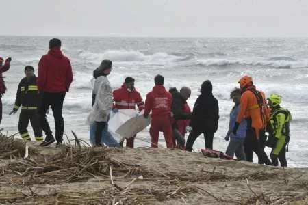 Mueren más de 40 migrantes en un naufragio en el Mediterráneo cerca de la costa italiana