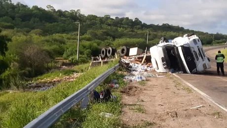 Camión volcó en la "curva de la muerte" en cercanías a General Güemes: el chofer se encuentra internado