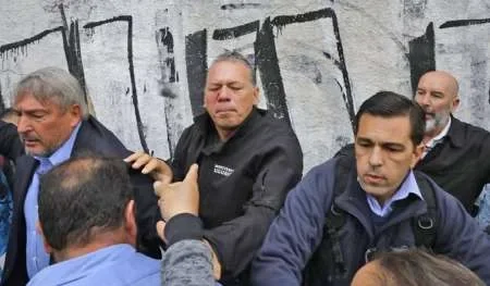 Sergio Berni fue agredido por compañeros de un colectivero asesinado en Buenos Aires
