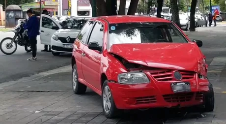 Susto en el macrocentro: Un auto perdió el control y termino en la vereda del Monoblock Salta