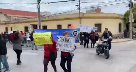 Agencieros se manifiestan por el centro de la ciudad de Salta