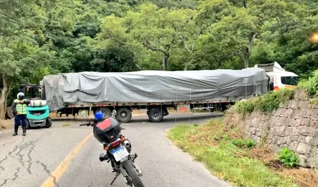 Un camión quedó atascado en el acceso al cerro San Bernardo
