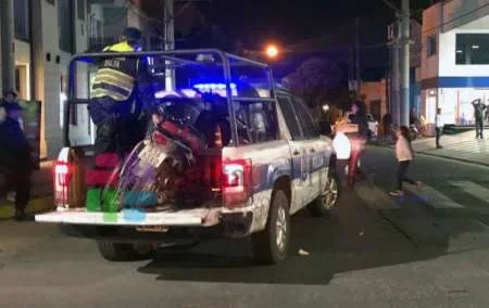 Siniestro vial en avenida Belgrano: un menor y un adulto resultaron heridos
