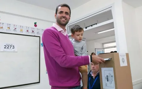 Estrada emitió su voto, acompañado de su hijo