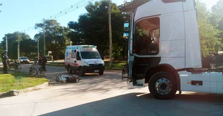 Un joven motociclista perdió la vida tras protagonizar un impactante choque contra un camión