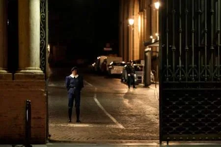 Un automovilista intentó entrar a toda velocidad al Vaticano y tuvo que ser detenido con disparos