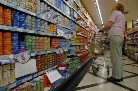 Según informe, 6 de cada 10 hogares argentinos se endeudan para conseguir alimentos y medicamentos