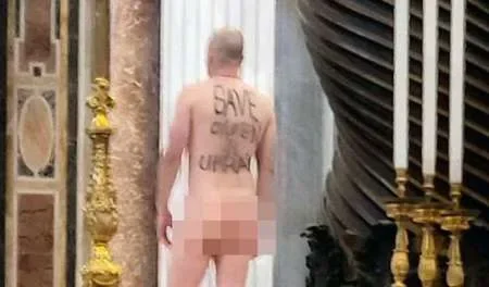 Un hombre se desnudó en la Basílica de San Pedro en protesta por la guerra en Ucrania