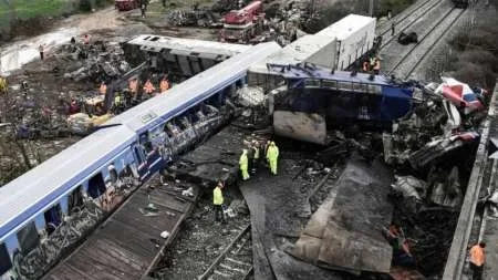 Hubo más de 200 muertos y casi 1000 heridos en un triple choque de trenes en la India