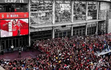 Miles de personas recibieron a Di María en Benfica