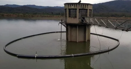 Ejecutan tareas de mantenimiento para mejorar la captación de agua en el dique Itiyuro