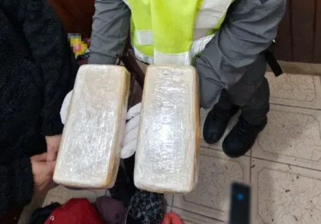 Detuvieron a una pareja con más de tres kilos de cocaína