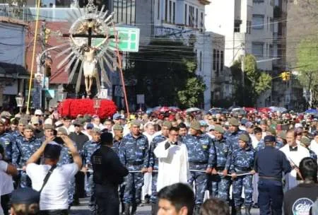 Alrededor de 700 mil fieles participaron de la procesión del Señor y la Virgen del Milagro