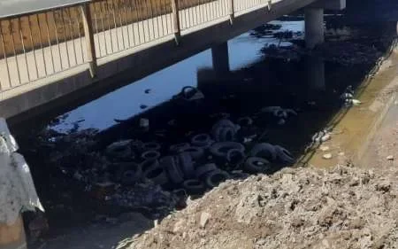 Encontraron una gran cantidad de neumáticos usados en el rio Arenales