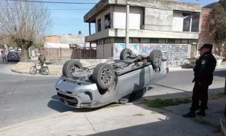 Chocó y volcó una camioneta en el barrio Vicente Solá