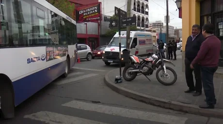 Un motociclista chocó contra un colectivo y tuvo que ser trasladado al hospital San Bernardo