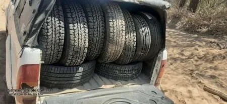 Los atraparon con más de 60 neumáticos en una camioneta: llevaban un cargamento de más de 12 millones de pesos