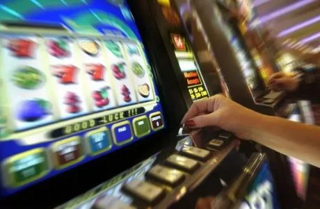 Concejales contra las "maquinitas" de casino en la vía pública