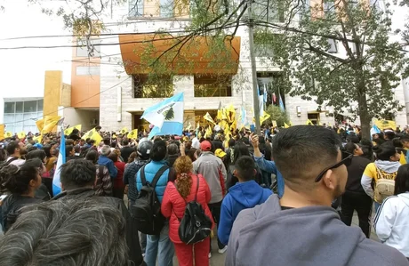 Gran cantidad de gente recibió a Javier Milei en Salta