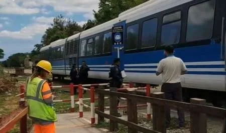 Una mujer fue atropellada por el tren urbano y tuvo que ser trasladada al hospital en código rojo